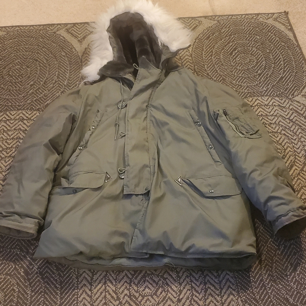 Vintage US Military Parka w/ Hood extreme cold weather. It is in vg condition.